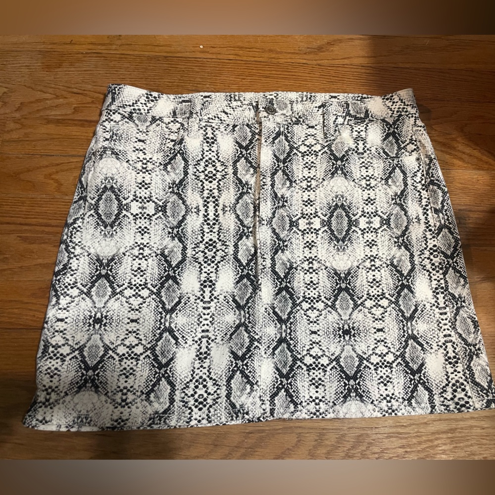 Arizona Jean Company Black and White Snake Print Mini Skirt